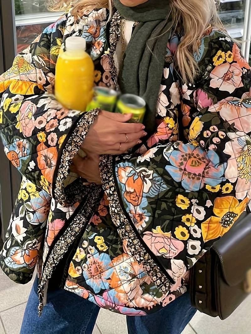 Eloise - Omarm elk seizoen met de gebloemde Whisper jas!